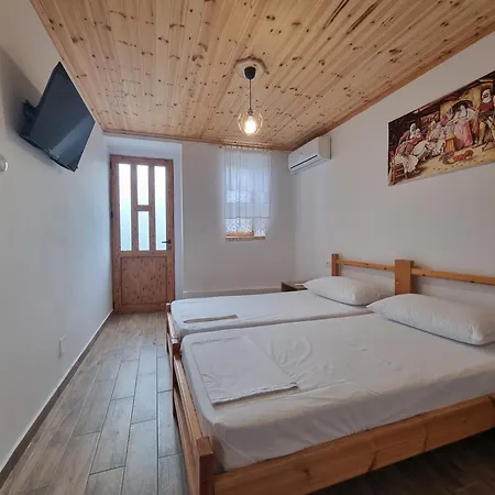 Tony's Terrace * Гирокастра